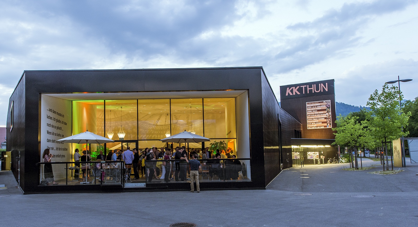Kulturkaffee aussen belebt Cafe Ausgang Kultur- und Kongresszentrum Thun